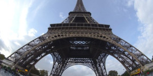 [Video] Escala la Torre Eiffel solo con sus pies y manos esquivando la seguridad
