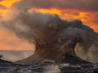 Fotografías potentes que muestran estas montañas líquidas del Lago Erie azotado por las tormentas otoñales