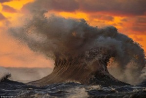Fotografías potentes que muestran estas montañas líquidas del Lago Erie azotado por las tormentas otoñales