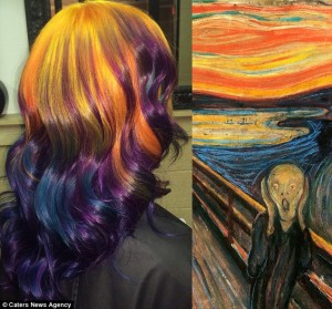 Mujer tiñe su pelo para parecerse a cuadros famosos, entre ellos la noche estrellada de Van Gogh o los nenúfares de Monet