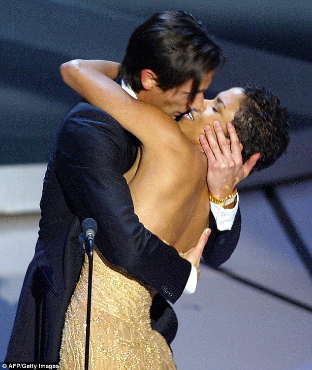 3101E33200000578-3437766-In_one_of_the_more_controversial_moments_in_Oscars_history_actor-a-83_1455293397789