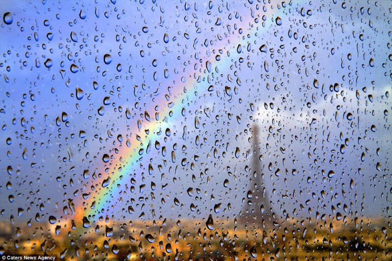 Doble arco iris brilla por encima del monumento más famoso de París