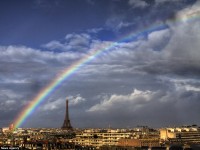 Doble arco iris brilla por encima del monumento más famoso de París