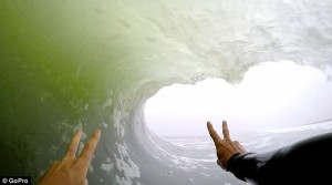 Sorprendente video GoPro muestra en alta definición exactamente lo que se siente al coger el tubo perfecto de una ola practicando surf.