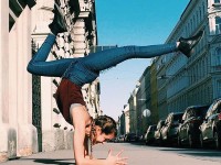 Fanática del yoga se convierte en estrella de Instagram por sus selfies articulados en la calle.