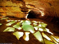 Las piscinas de cuento de hadas de una cueva en Francia
