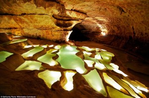 Las piscinas de cuento de hadas de una cueva en Francia