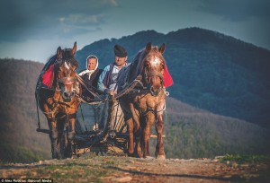 Retratos de los pueblos remotos de Rumanía, donde los residentes luchan por mantener un estilo de vida casi medieval.