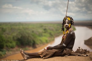 El mundo perdido del valle del Omo: fotografías increíbles revelan las comunidades tribales vírgenes de Etiopía.