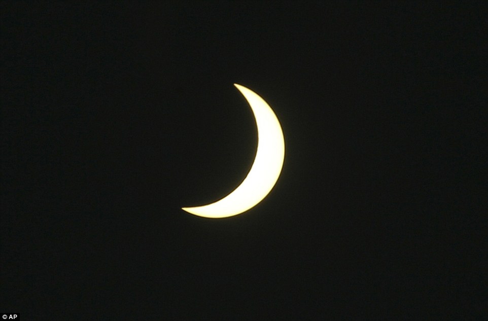 320353F200000578-3482995-A_partial_solar_eclipse_is_seen_at_Serangan_village_in_Bali_Indo-a-3_1457509410390
