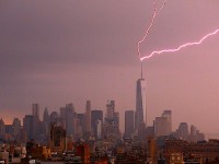 Un fotógrafo capta en una fracción de segundo un rayo que cayó sobre la aguja del World Trade Center