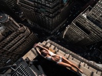 Sesión de modelaje peligrosamente cerca del borde de rascacielos en Nueva York