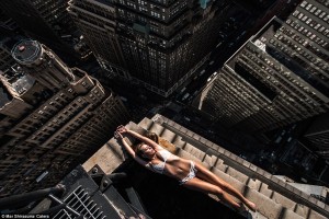 Sesión de modelaje peligrosamente cerca del borde de rascacielos en Nueva York