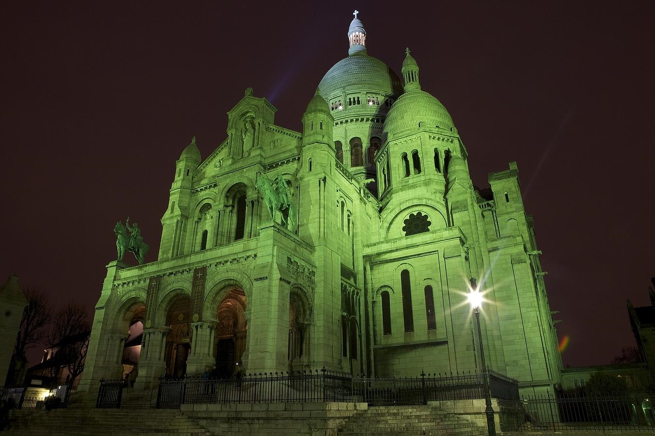 REPRO FREE 15/03/2015, Paris, France – Tourism Ireland’s annual Global Greening initiative, to celebrate the island of Ireland and St Patrick, has gone from strength to strength – from its beginning in 2010, with just the Sydney Opera House going green, to this year, when about 150 landmark buildings and iconic sites across the world will turn a shade of green for our national day. PIC SHOWS: The Sacré-Coeur Basilica in Paris joins Tourism Ireland’s Global Greening initiative, to celebrate the island of Ireland and St Patrick. Pic – Mathieu Sauerwein (no repro fee) Further press info – Sinéad Grace, Tourism Ireland 087 685 9027