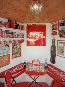 ¡SORPRENDENTE, UNA MUJER DECORA TODA SU CASA CON LOGOS DE COCA-COLA!