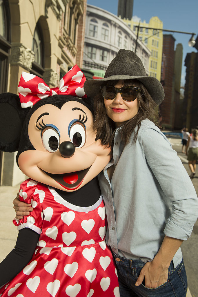 Minnie-Mouse-looked-super-psyched-see-Katie-Holmes-Walt-Disney