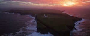 UN DRONE RECORRE ESPECTACULARMENTE LA COSTA OESTE DE IRLANDA