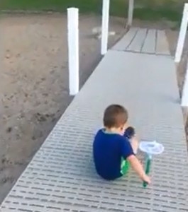 UN NIÑO INSISTE Y AL FINAL CONSIGUE PESCAR UN PEZ CON LA MANO ¡Te sorprenderá el Video!