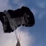 (VIDEO) SE ENROSCA EN EL PARACAÍDAS Y ESTO ES LO QUE SUCEDE... (VIDEO) SE ENROSCA EN EL PARACAÍDAS Y ESTO ES LO QUE SUCEDE...