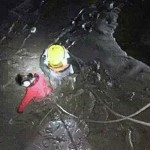 LA NOVIA Y LA EXNOVIA DE UN CHICO SE TIRAN A UN RÍO PARA COMPROBAR A CUÁL DE LAS DOS SALVA