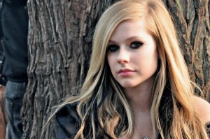 AVRIL LAVIGNE HABLA SOBRE LA GRAVE Y MISTERIOSA ENFERMEDAD QUE PADECE