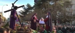 UNA MUJER RESULTA HERIDA AL CAERLE UN CRISTO ENCIMA EN UNA PROCESIÓN