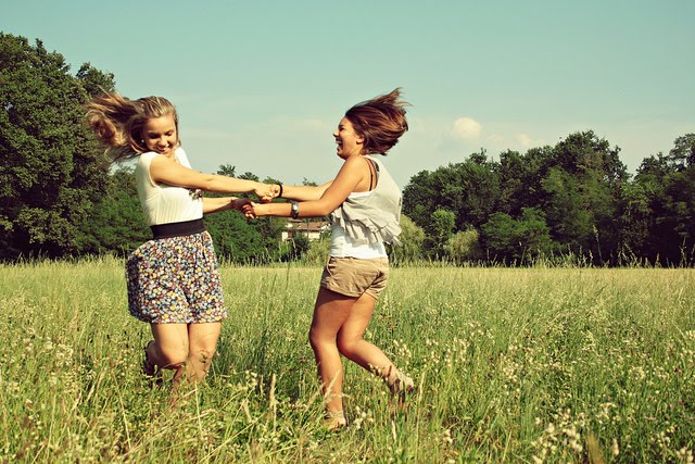 amigas-bailando-en-el-campo