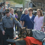 UN PUEBLO DE EE.UU DESPIDE A SU PERRO POLICÍA  CON TODOS LOS HONORES. AQUÍ TIENES EL POR  QUÉ