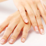 ¿QUÉ SON Y POR QUÉ SALEN ESAS MANCHAS BLANCAS EN LAS UÑAS?