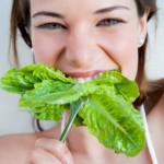 mujer-comiendo-vegetales