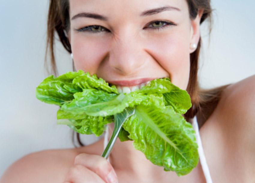 mujer-comiendo-vegetales