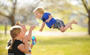 PADRE REALIZA UNA CONMOVEDORA SESIÓN DE FOTOS PARA SU HIJO CON SÍNDROME DE DOWN, VOLANDO COMO UN SÚPER HÉROE