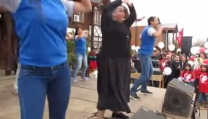 UNA MONJA ARRASA EN LA RED BAILANDO REGGEATON