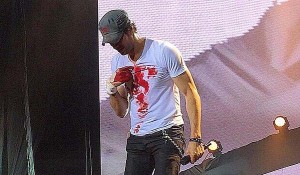 ENRIQUE IGLESIAS SE CORTA LOS DEDOS LUEGO DE MANIPULAR DRONE EN PLENO CONCIERTO