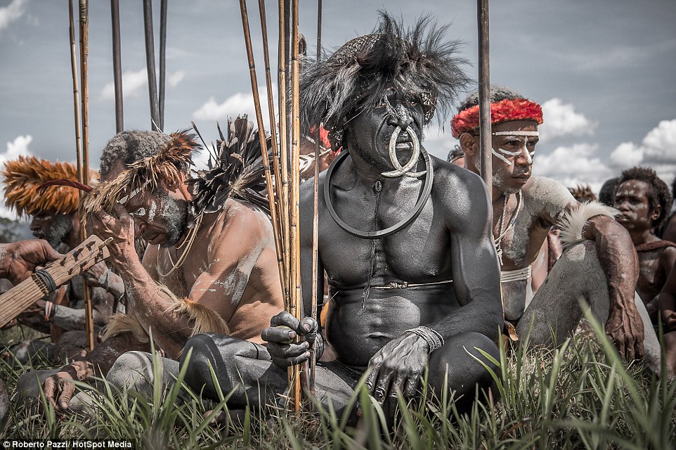 28CF37F500000578-3086285-An_Italian_photographer_has_met_an_Indonesian_tribe_untouched_by-a-3_1431958158248