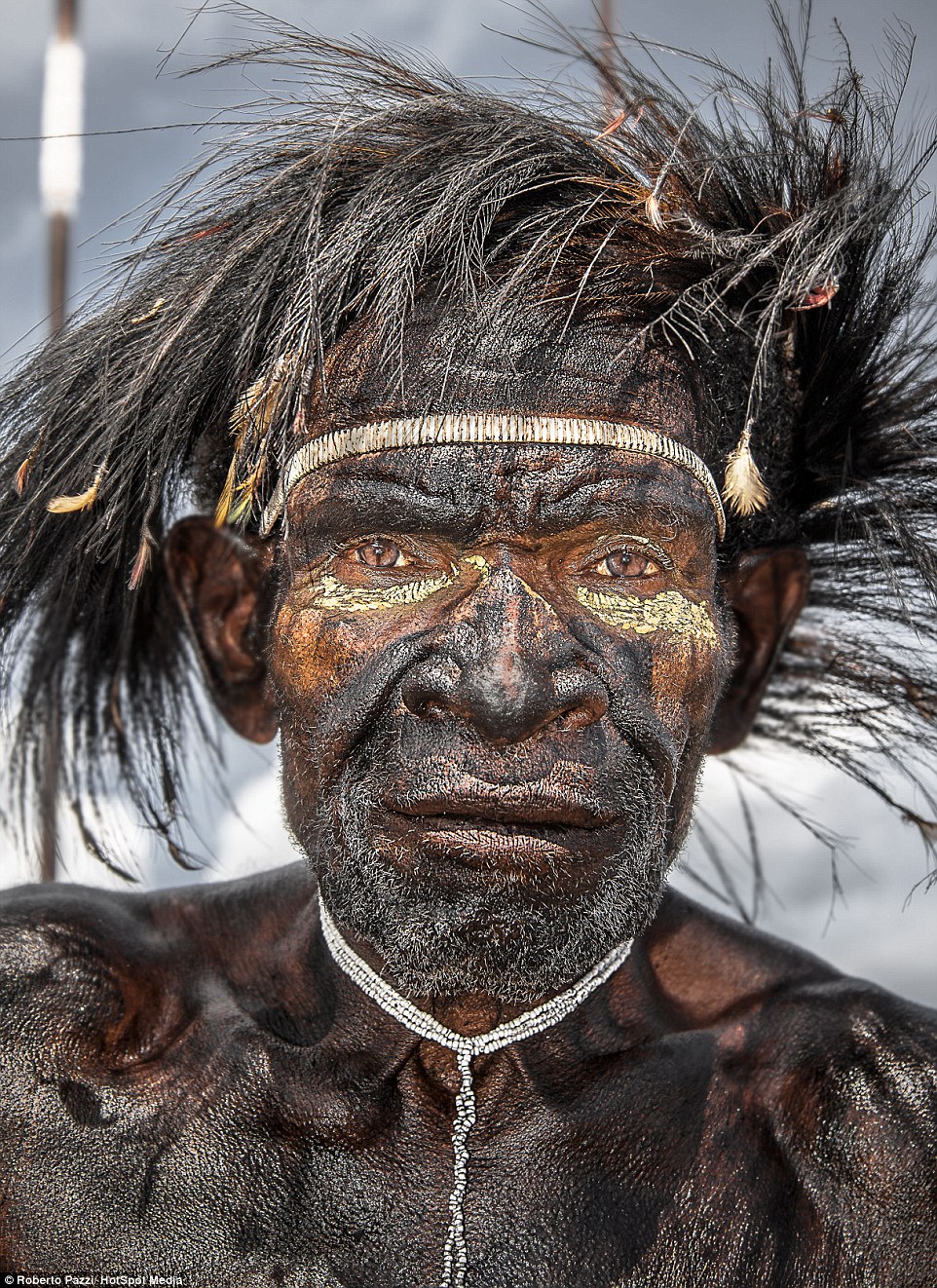 28CF391800000578-3086285-A_Dani_warrior_with_traditional_headdress_made_through_the_use_o-a-19_1431958158832