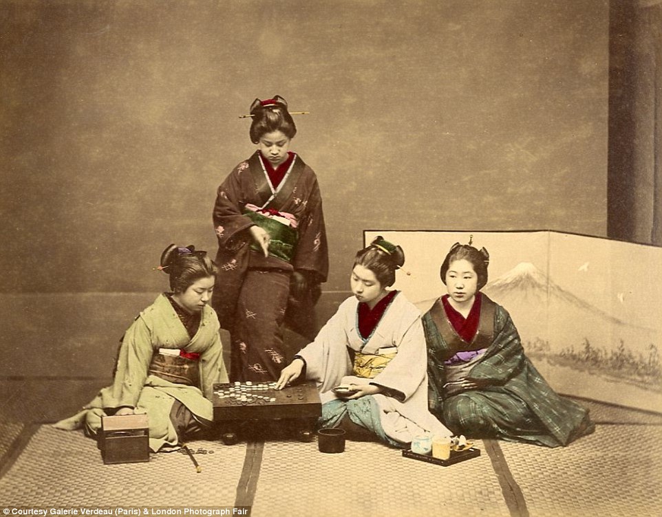 28F9694D00000578-3092617-Fun_and_games_A_group_of_women_play_a_board_game_in_a_photo_take-a-1_1432283717158