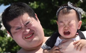 DESCUBRE EL FESTIVAL NAKIZUMO (JAPÓN) DÓNDE LOS LUCHADORES DE SUMO DEBEN HACER LLORAR A LOS BEBÉS.