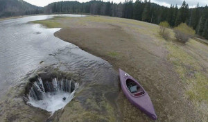 LA TIERRA SE ABRE Y SE TRAGA UN LAGO EN OREGÓN