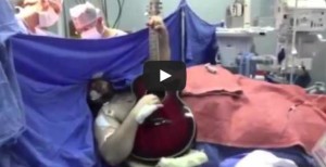 Mira como este hombre canta y toca la guitarra mientras le extirpan un tumor cerebral