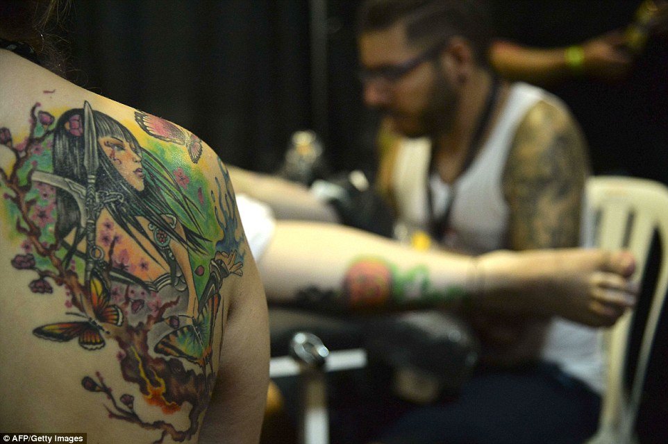 29D2799400000578-3133591-Skills_on_show_The_tattoo_artists_at_the_fair_swap_techniques_an-a-2_1434918852764