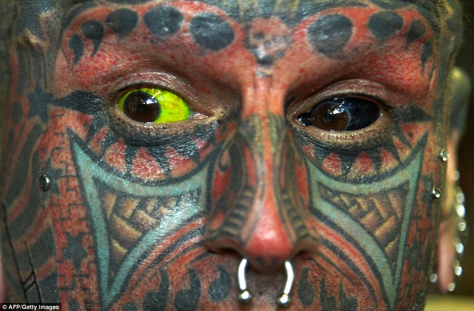 29D27AA000000578-3133591-I_can_see_you_Victor_s_face_is_completely_covered_in_tattoos_He_-a-1_1434918852420