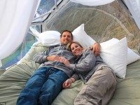 Conoce el hotel más curioso del mundo: el Skylodge  Aventura Suite, con tres suites transparentes que se aferran a un lado de un acantilado de 150 metros.