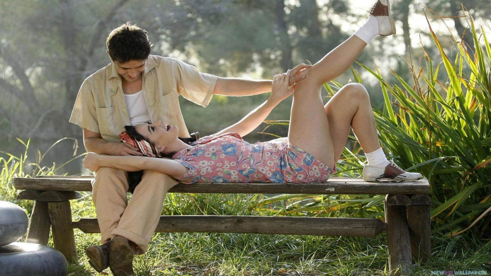 Romantic-Mood-Love-Couple-in-Park-HD-Wallpapers-in-HD