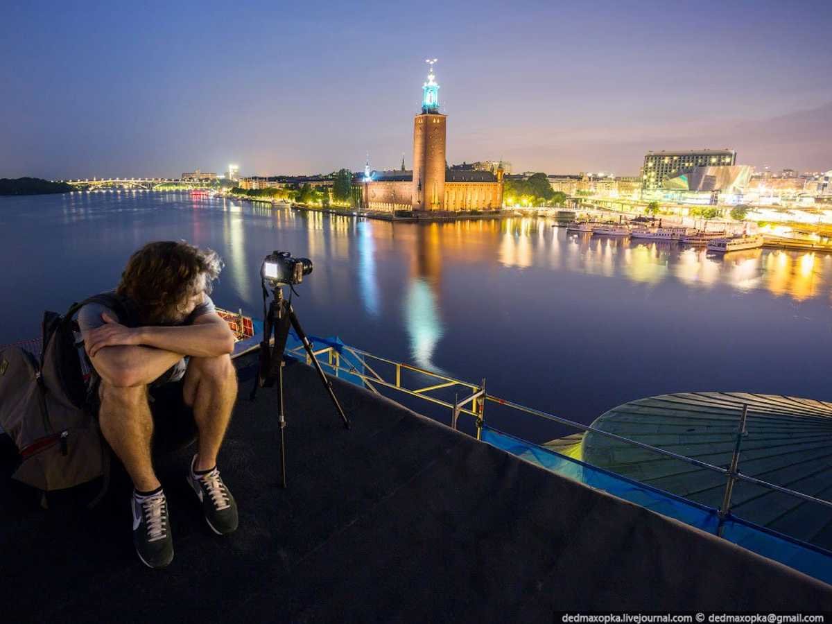 from-climbing-a-roof-across-the-water-they-captured-stockholms-city-hall-one-of-swedens-most-famous-buildings-it-houses-the-municipal-council-works-of-art-and-the-nobel-prize-banquet-every-year-