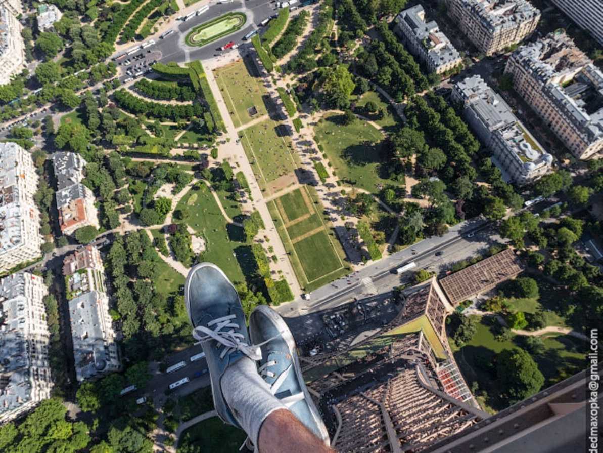 going-up-to-the-top-of-the-eiffel-tower-is-a-common-tourist-activity-but-the-daredevils-took-it-one-step-further-by-facing-dizzying-heights-to-dangle-off-of-the-legs-of-the-tower-and-snap-a- (1)