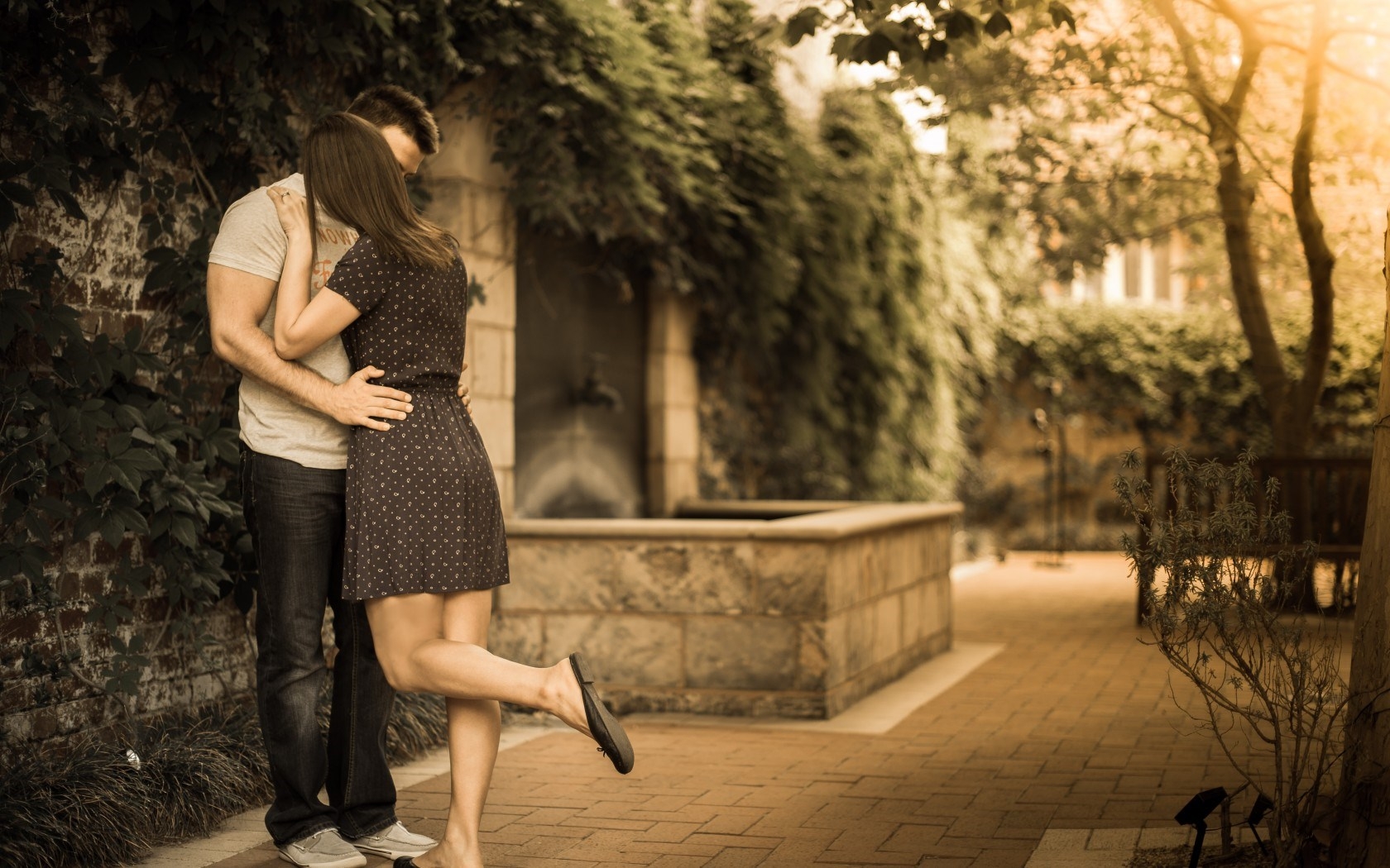 kiss-and-hug-of-nice-new-couple-1680x1050