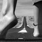 Cuando alguien juzgue tu camino, préstale tus zapatos