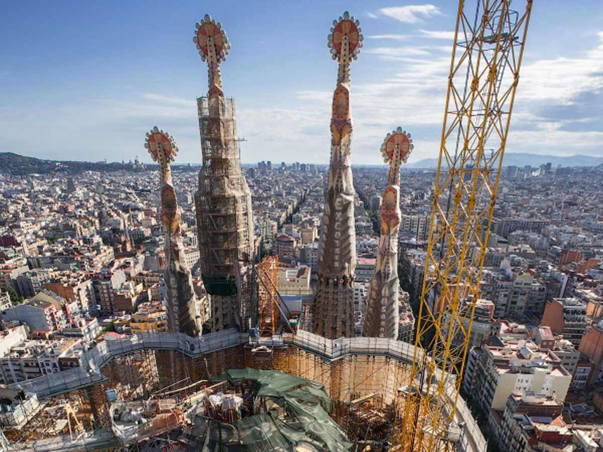 theyve-been-to-the-sagrada-famlia-antoni-gauds-famous-cathedral-in-barcelona-spain-climbing-to-the-top-they-were-able-to-get-a-stunning-view-of-both-the-structure-and-the-city