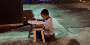 ¿Por qué la imagen de un niño haciendo su tarea escolar ha conmovido al mundo?